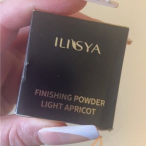 ILIA Finishing Powder - Light Apricot